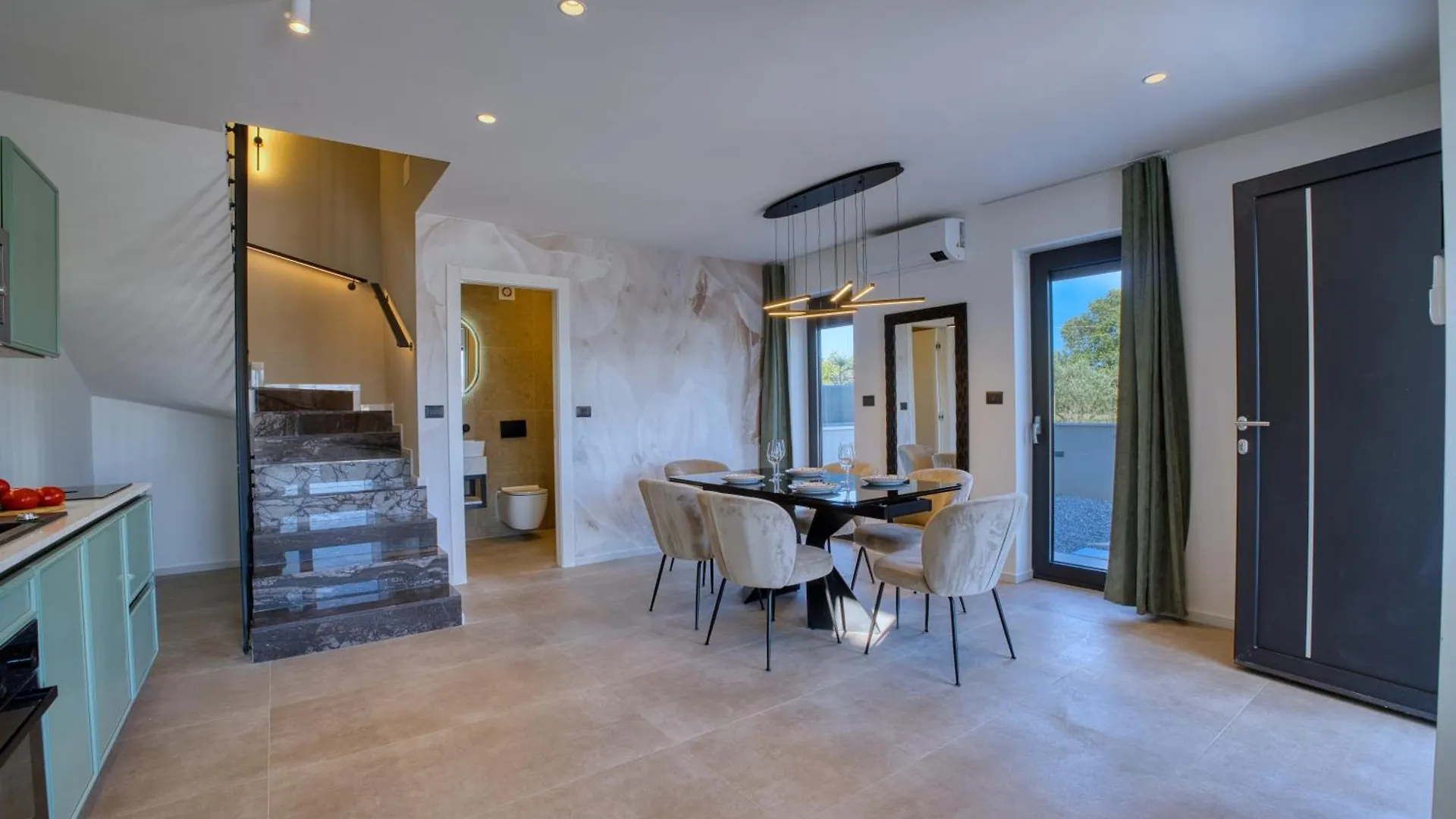 Sergo House 0*, 法扎纳